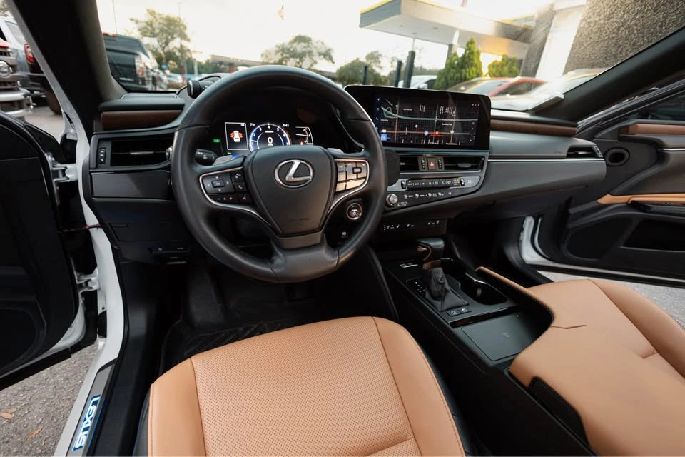 2024 Lexus ES 7th Gen - Image 9 of 11