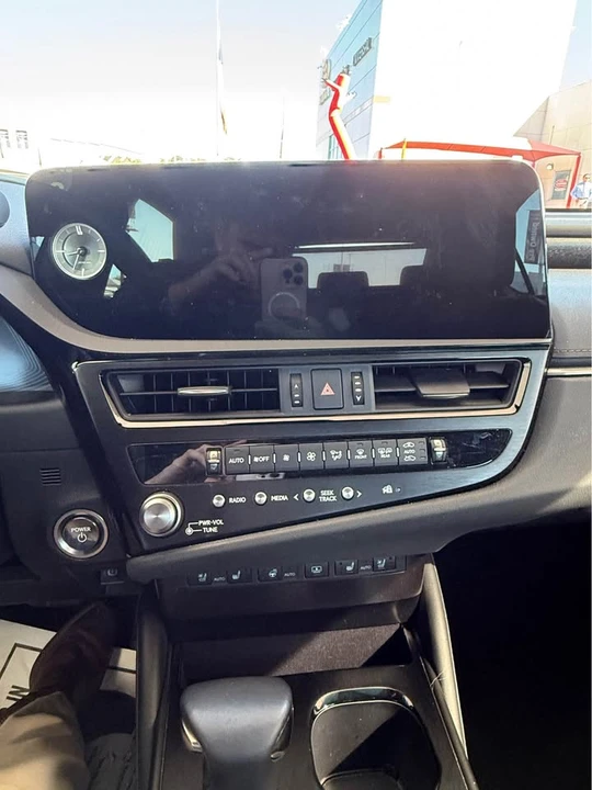 2024 Lexus ES 7th Gen - Image 12 of 16