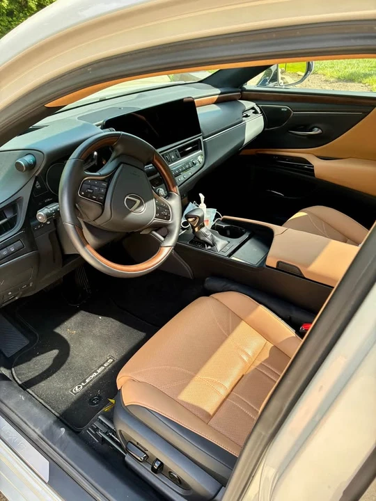 2024 Lexus ES 7th Gen - Image 8 of 10