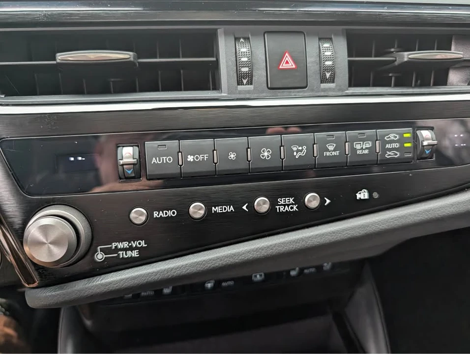 2024 Lexus ES 7th Gen - Image 16 of 20