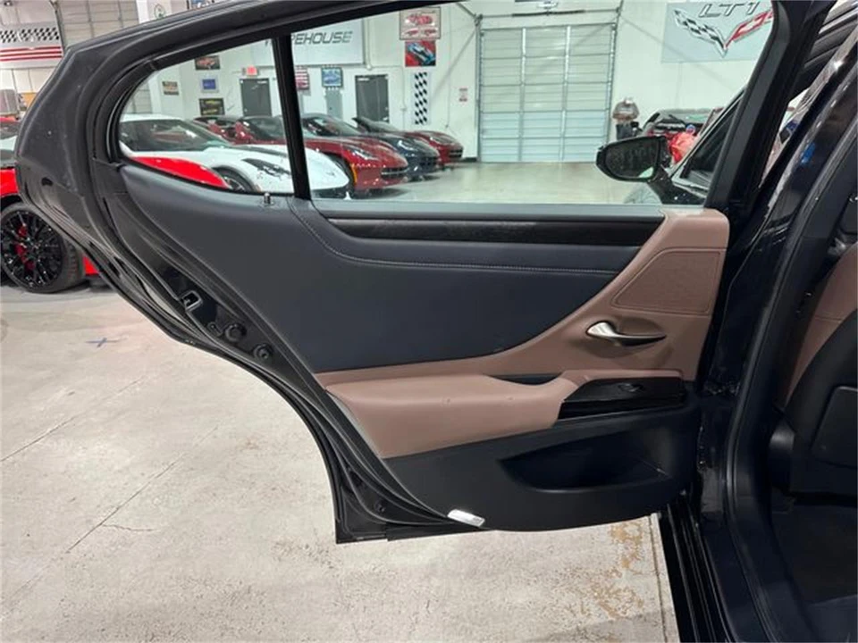2024 Lexus ES 7th Gen - Image 11 of 30