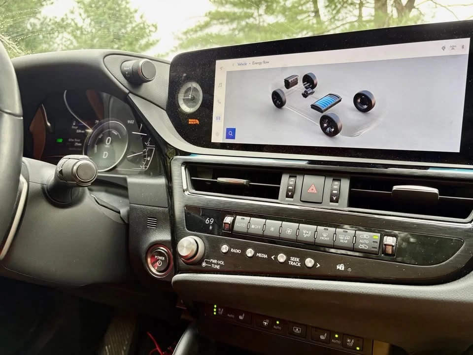 2024 Lexus ES 7th Gen - Image 13 of 20