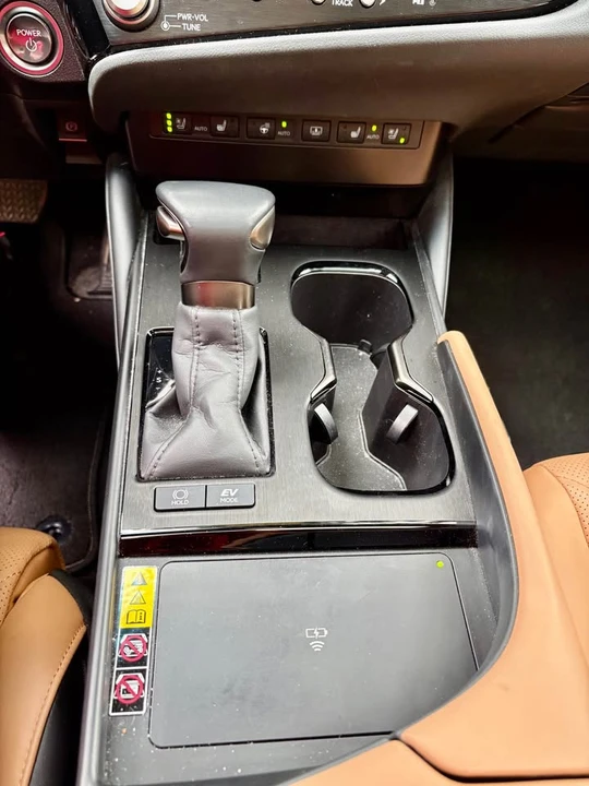 2024 Lexus ES 7th Gen - Image 18 of 20