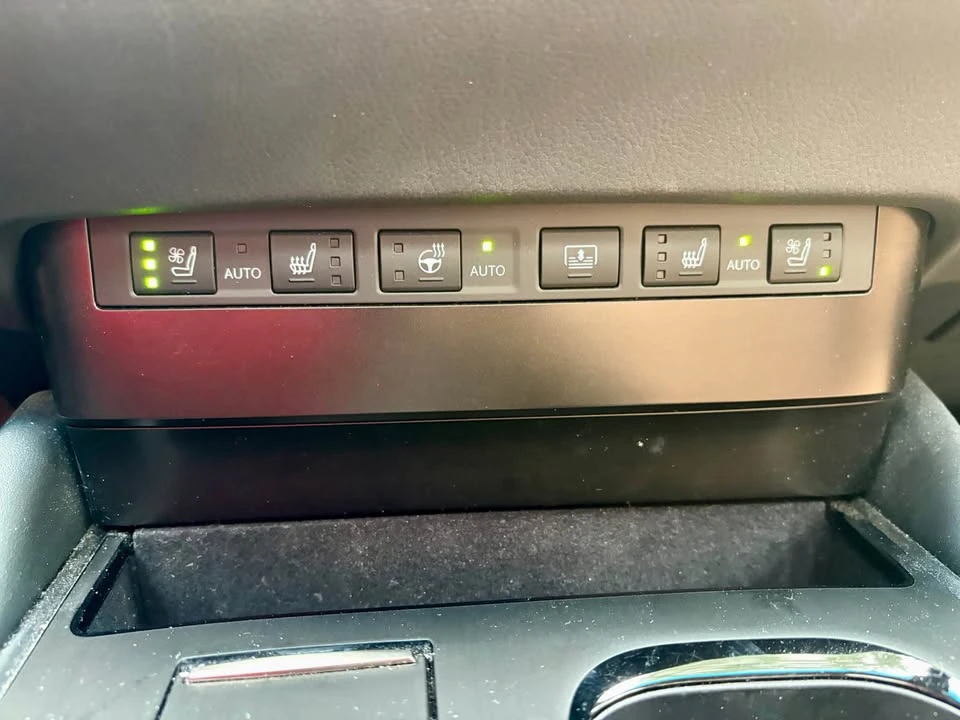 2024 Lexus ES 7th Gen - Image 16 of 20