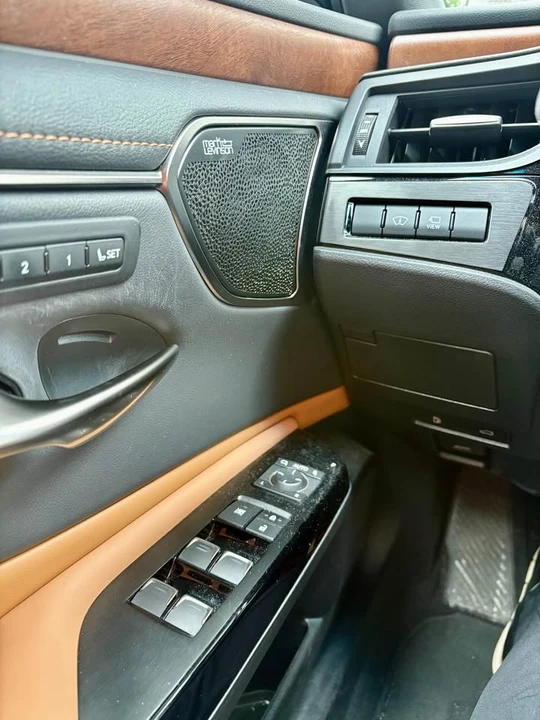 2024 Lexus ES 7th Gen - Image 17 of 20