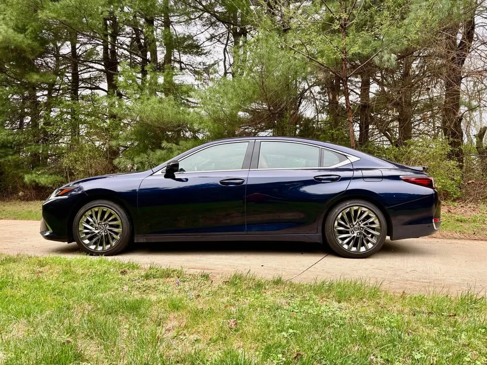 2024 Lexus ES 7th Gen - Image 8 of 20