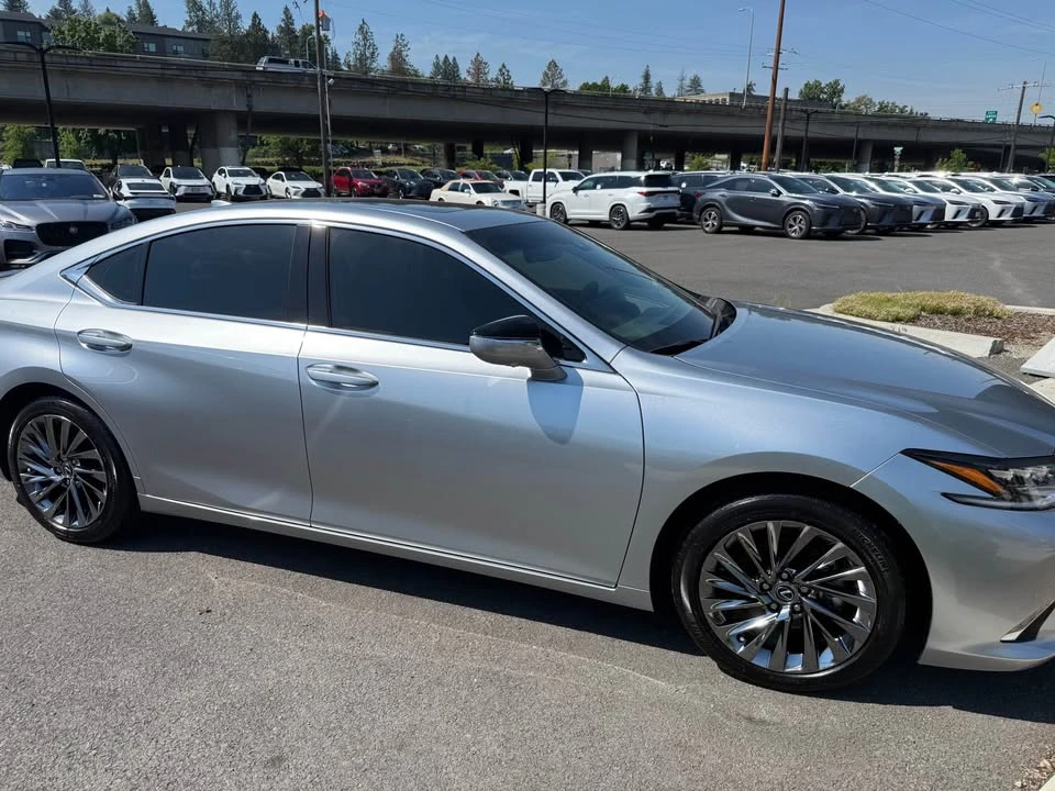 2024 Lexus ES 7th Gen - Image 2 of 4