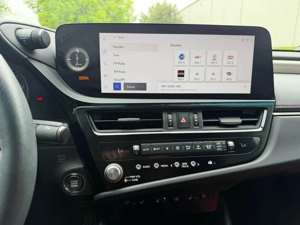 2024 Lexus ES 7th Gen - Image 10 of 17