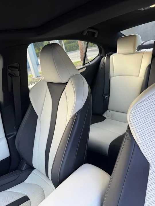 2024 Lexus ES 7th Gen - Image 9 of 10