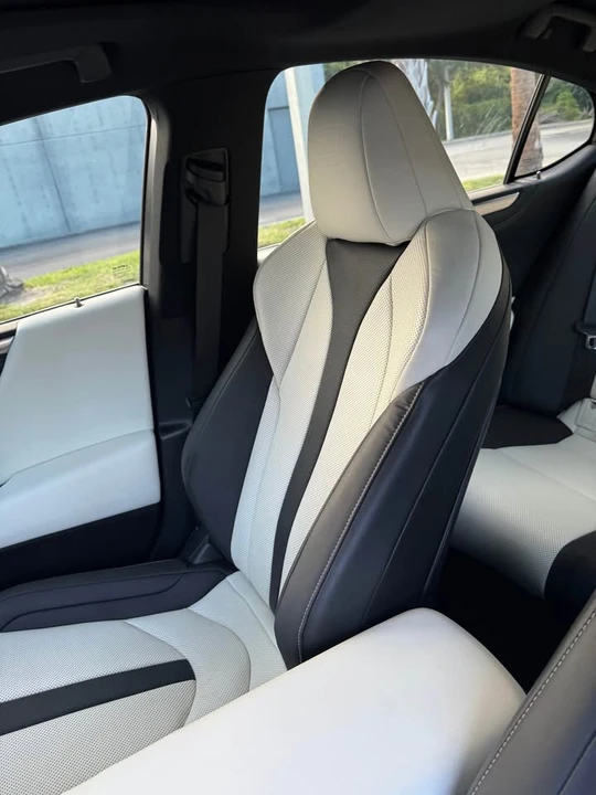 2024 Lexus ES 7th Gen - Image 8 of 10