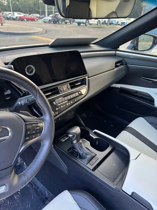 2024 Lexus ES 7th Gen - Image 7 of 10