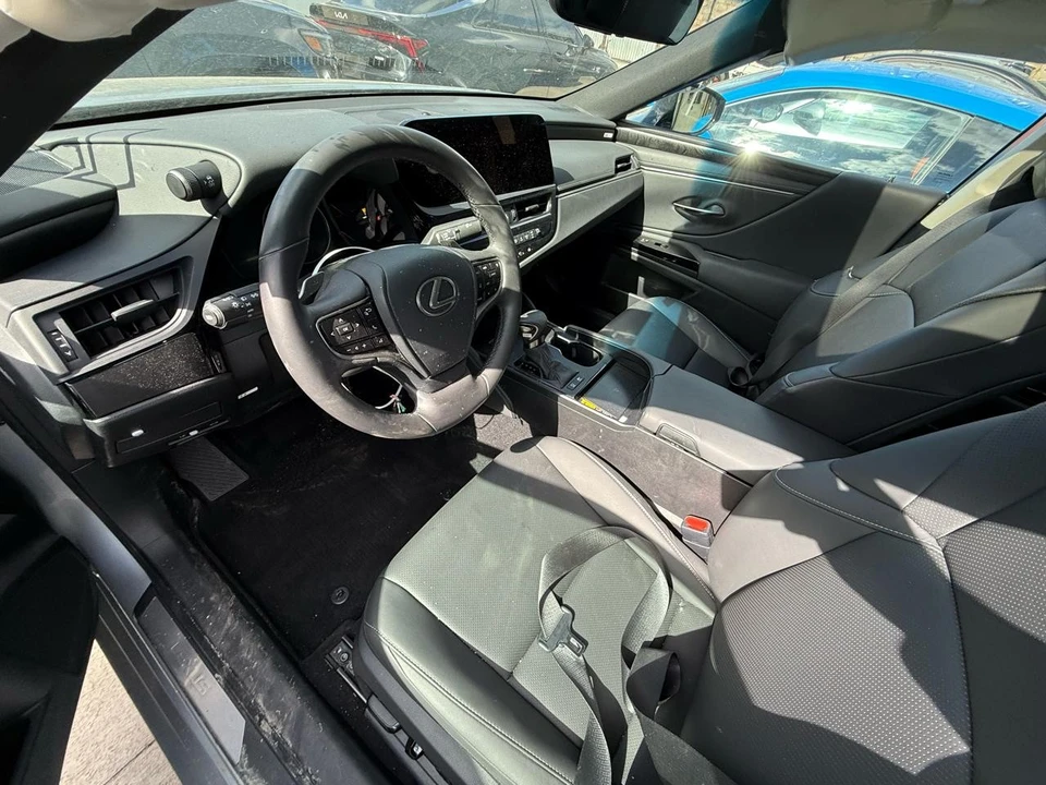 2024 Lexus ES 7th Gen - Image 16 of 18