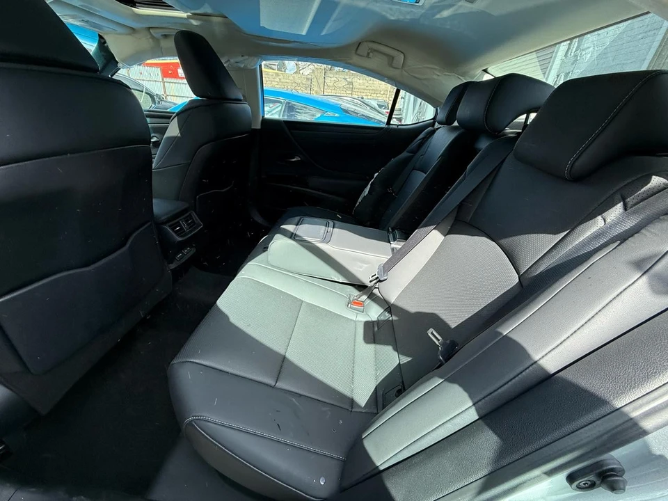 2024 Lexus ES 7th Gen - Image 17 of 18