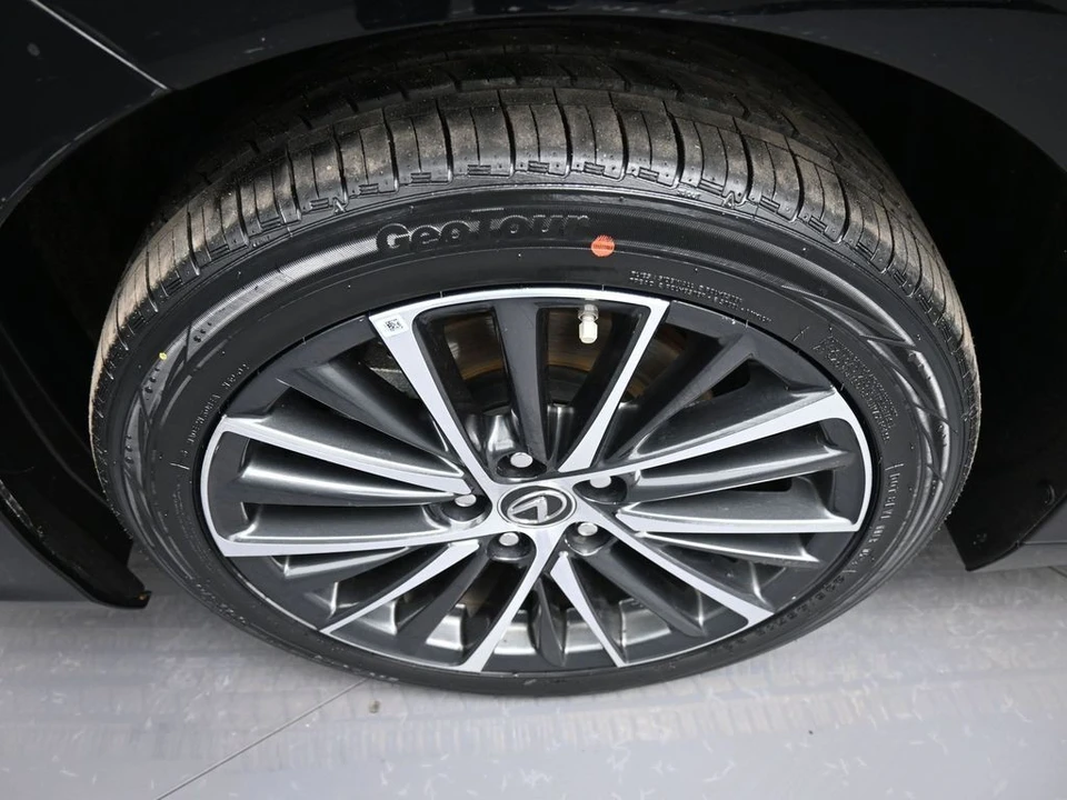 2024 Lexus ES 7th Gen - Image 14 of 21