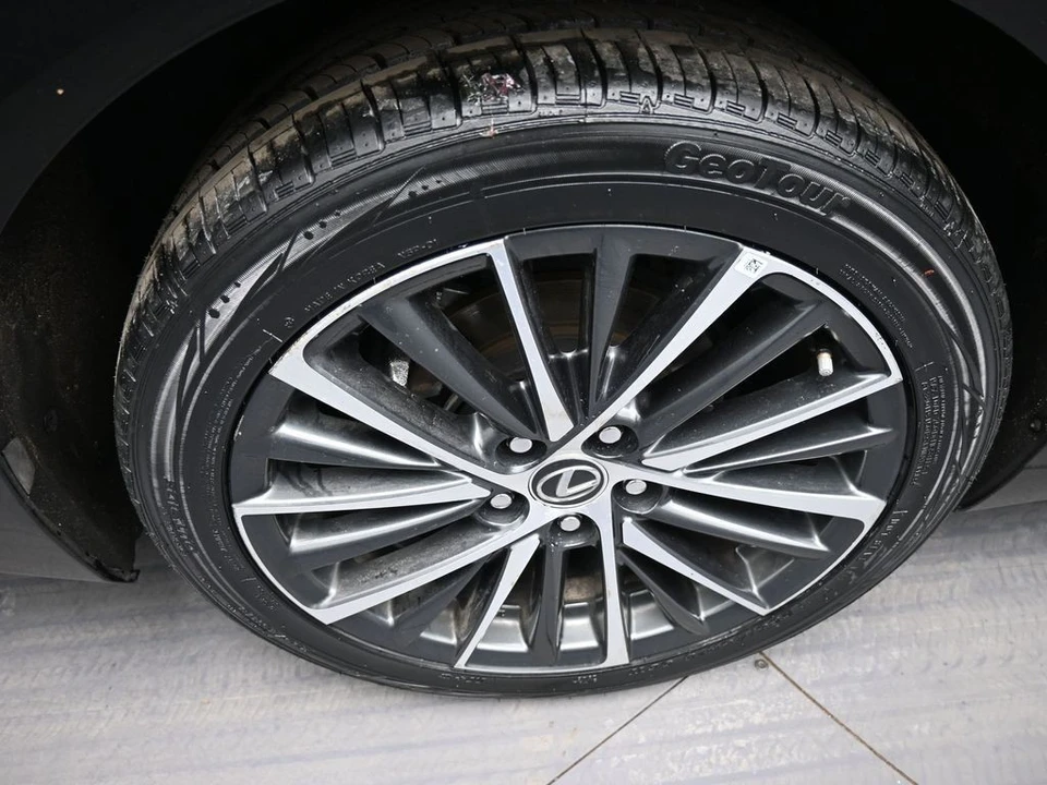 2024 Lexus ES 7th Gen - Image 12 of 31