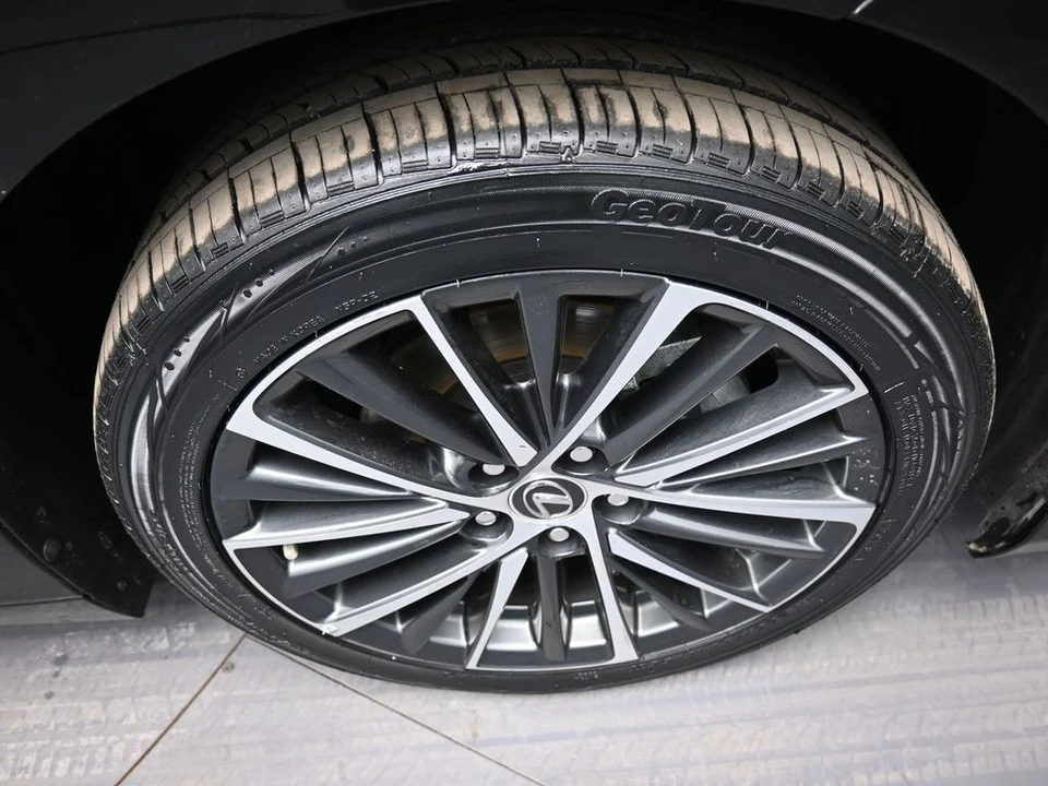 2024 Lexus ES 7th Gen - Image 13 of 31
