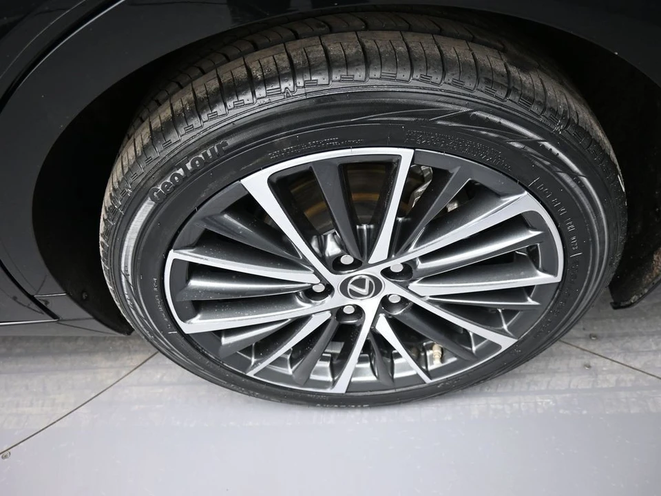 2024 Lexus ES 7th Gen - Image 15 of 31