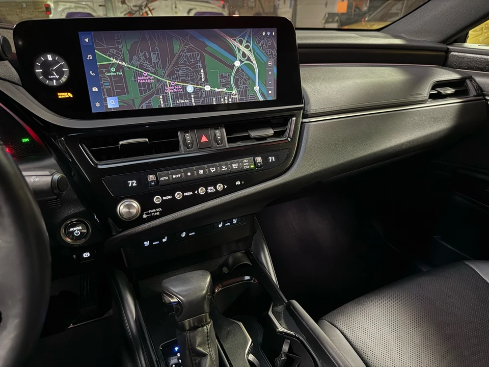 2024 Lexus ES 7th Gen - Image 18 of 21
