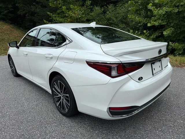 2024 Lexus ES 7th Gen - Image 8 of 12