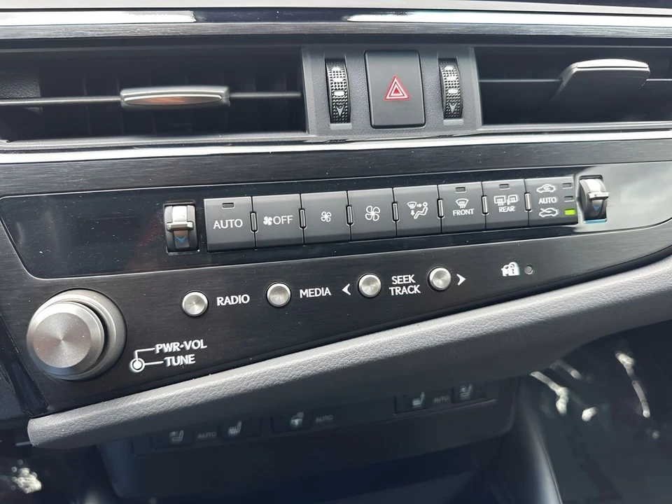2024 Lexus ES 7th Gen - Image 20 of 21