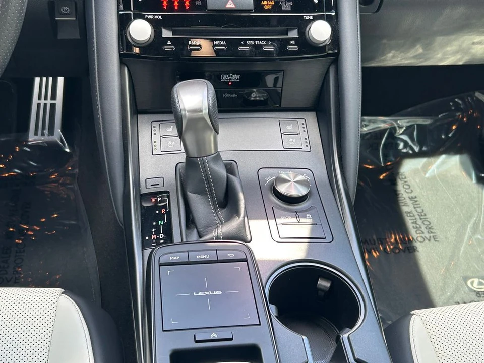 2024 Lexus IS - Image 21 of 31