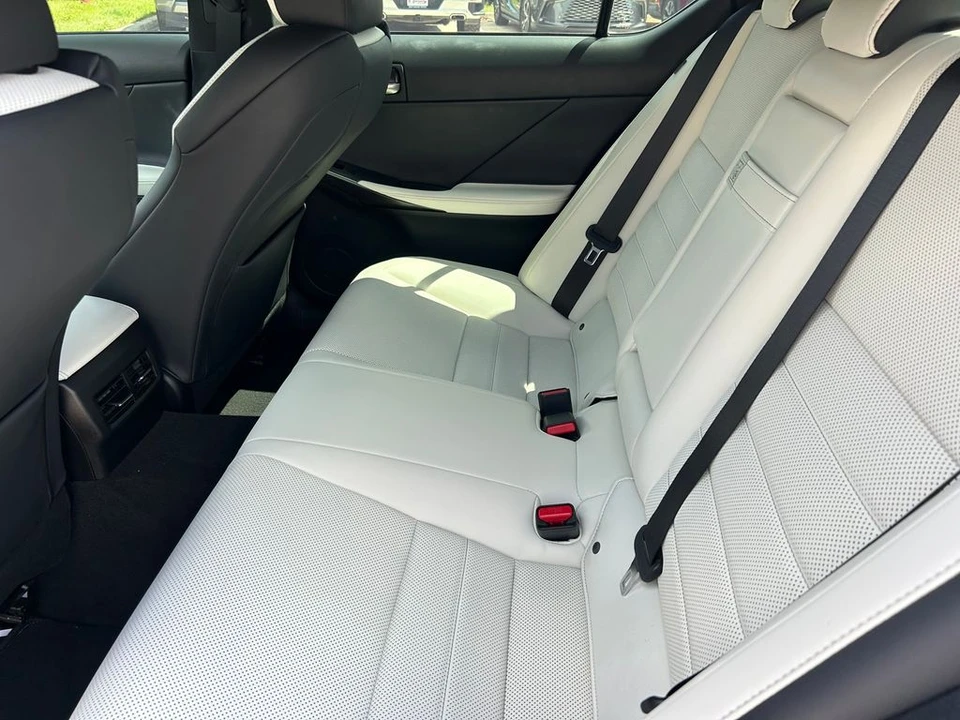 2024 Lexus IS - Image 16 of 31