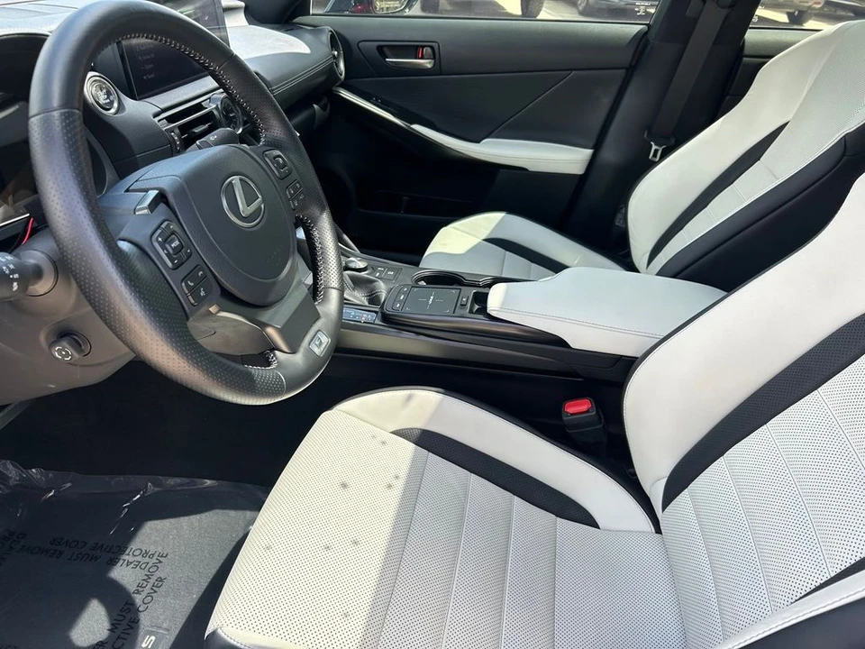 2024 Lexus IS - Image 11 of 31