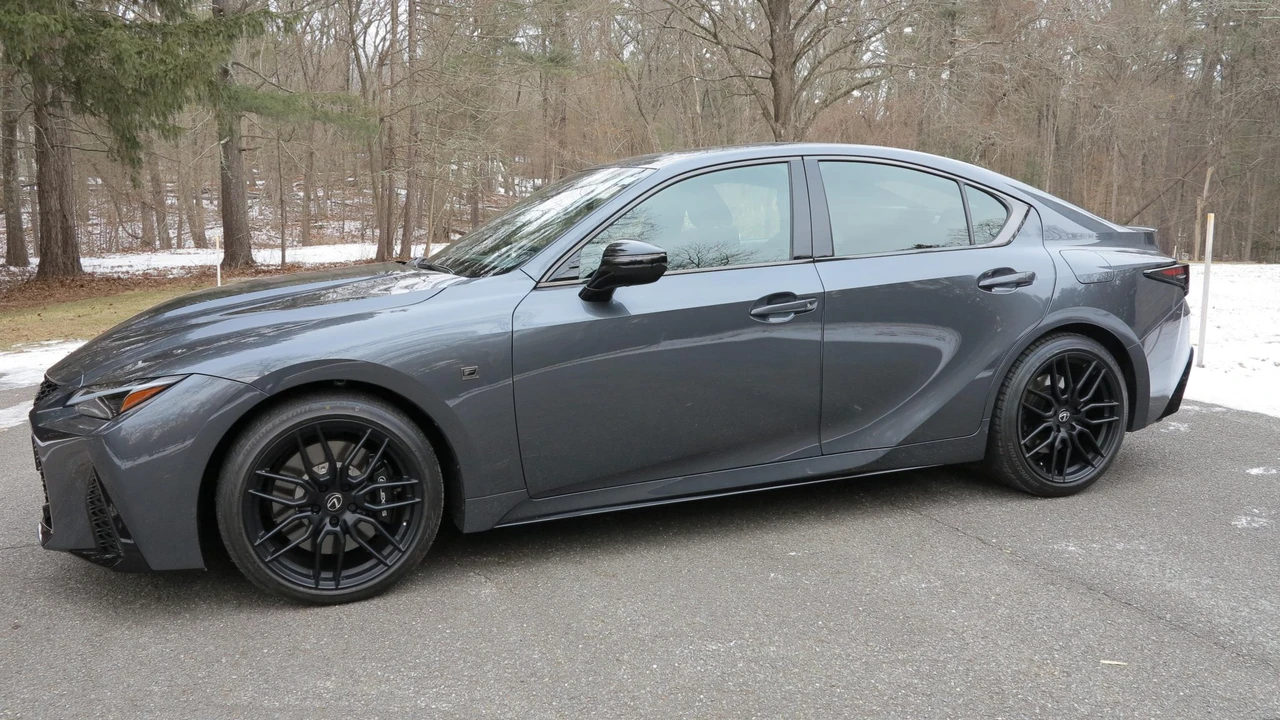 2024 Lexus IS 3rd Gen - Image 9 of 31