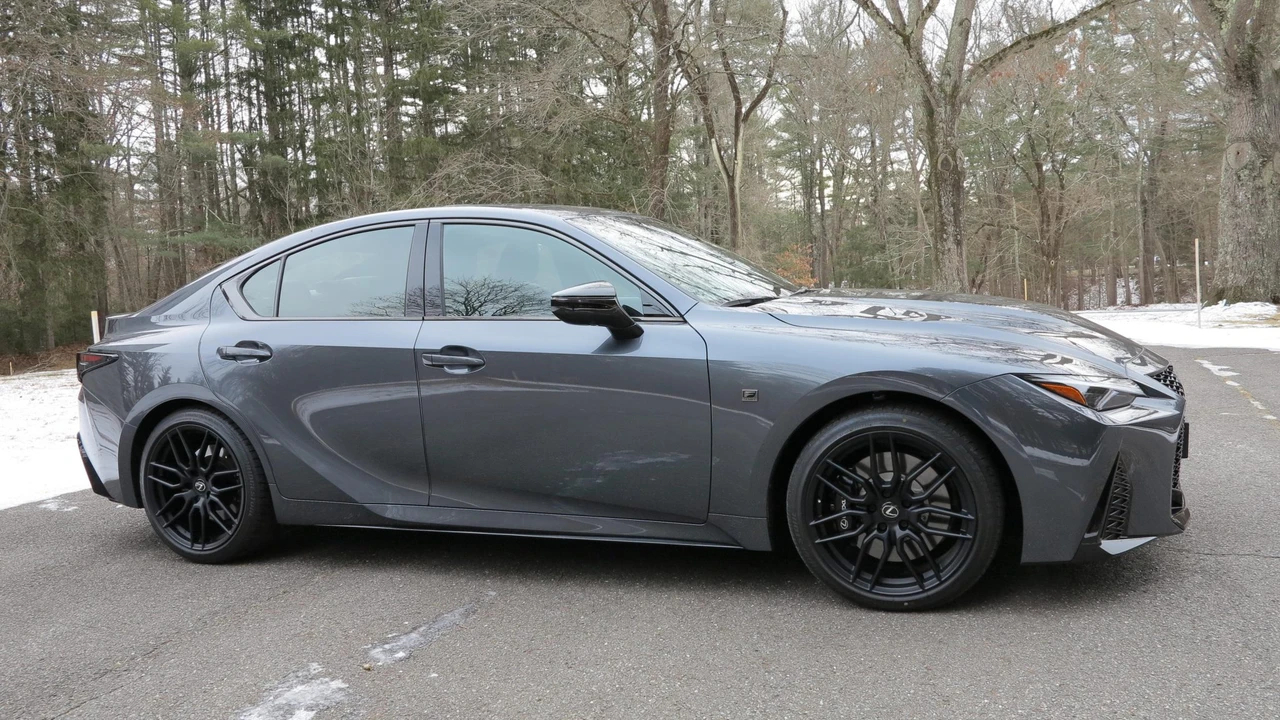 2024 Lexus IS 3rd Gen - Image 22 of 31