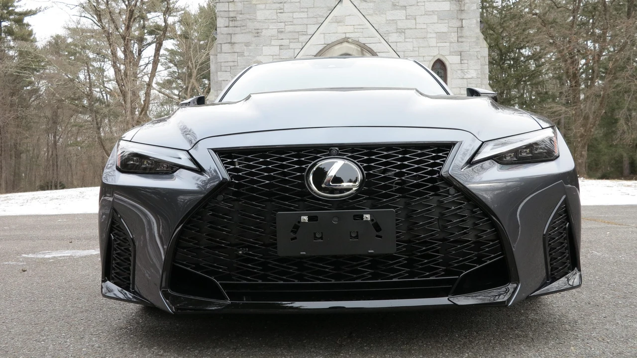 2024 Lexus IS 3rd Gen - Image 27 of 31