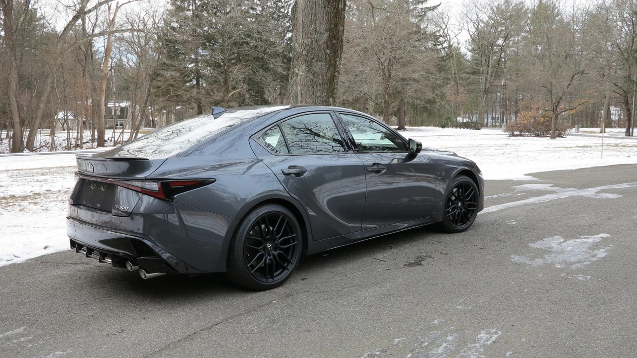 2024 Lexus IS 3rd Gen - Image 19 of 31