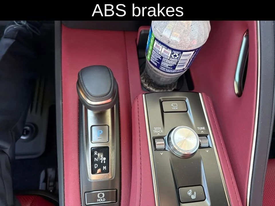 2024 Lexus LC - Image 9 of 10