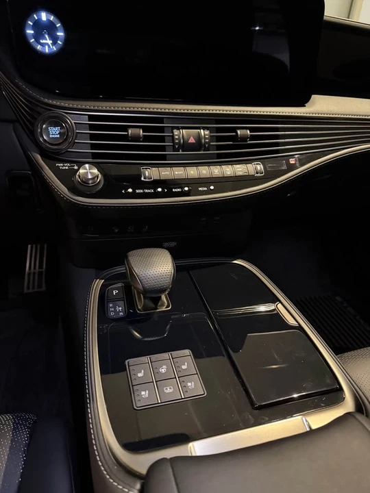2024 Lexus LS 5th Gen - Image 7 of 10