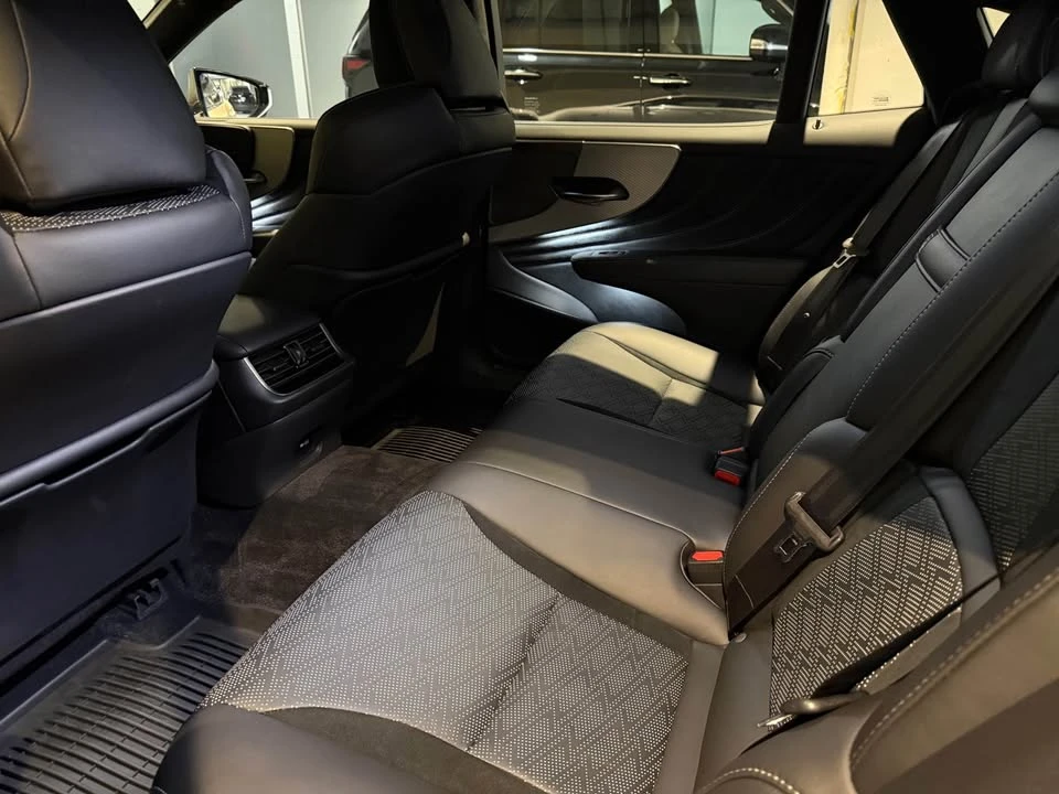 2024 Lexus LS 5th Gen - Image 9 of 10