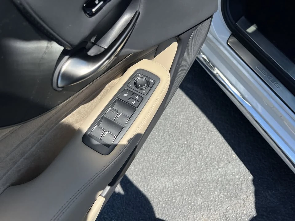 2024 Lexus LS 5th Gen - Image 13 of 20