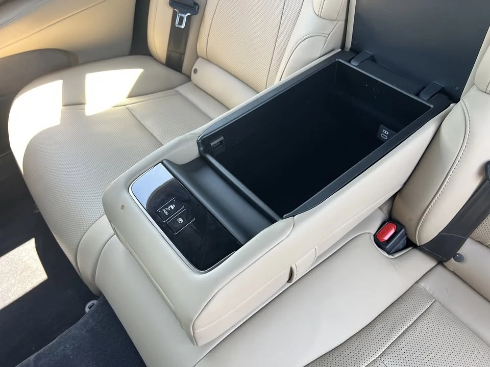 2024 Lexus LS 5th Gen - Image 17 of 20