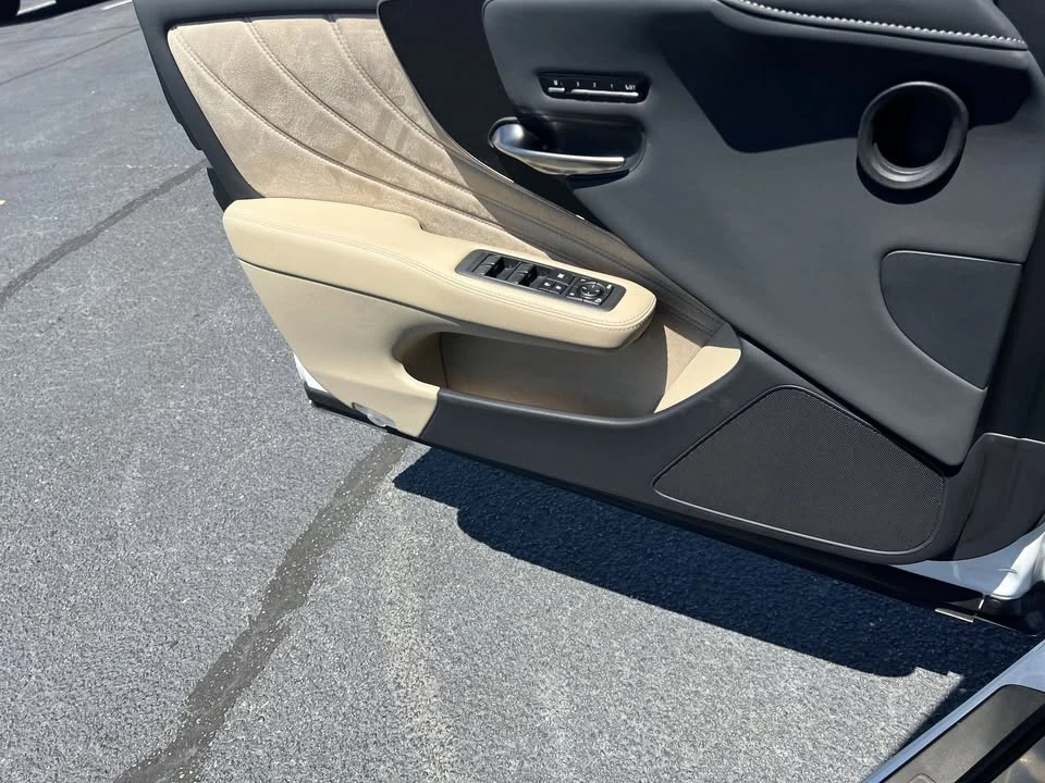 2024 Lexus LS 5th Gen - Image 11 of 20