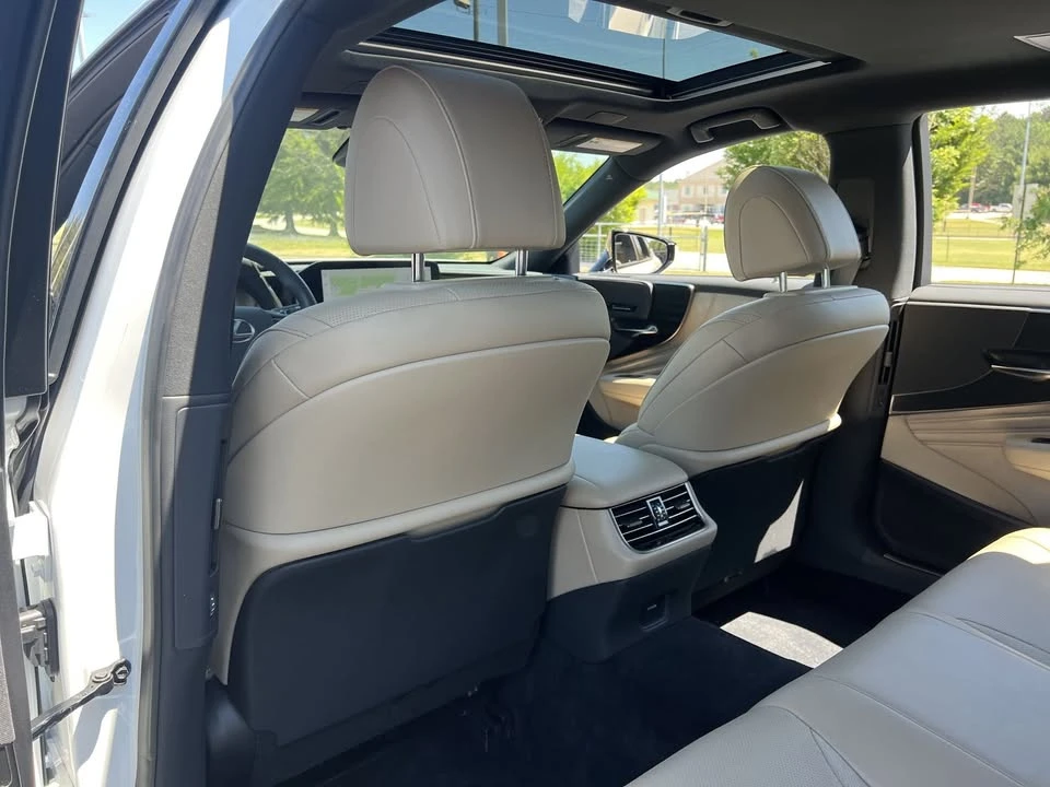 2024 Lexus LS 5th Gen - Image 16 of 20
