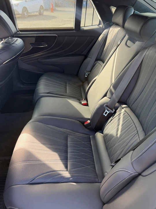 2024 Lexus LS 5th Gen - Image 25 of 31
