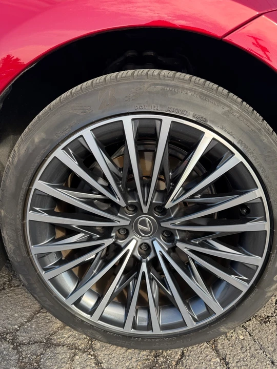 2024 Lexus LS 5th Gen - Image 17 of 21