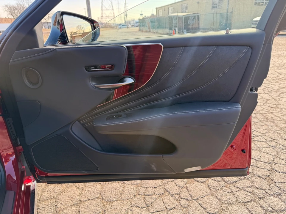 2024 Lexus LS 5th Gen - Image 30 of 31