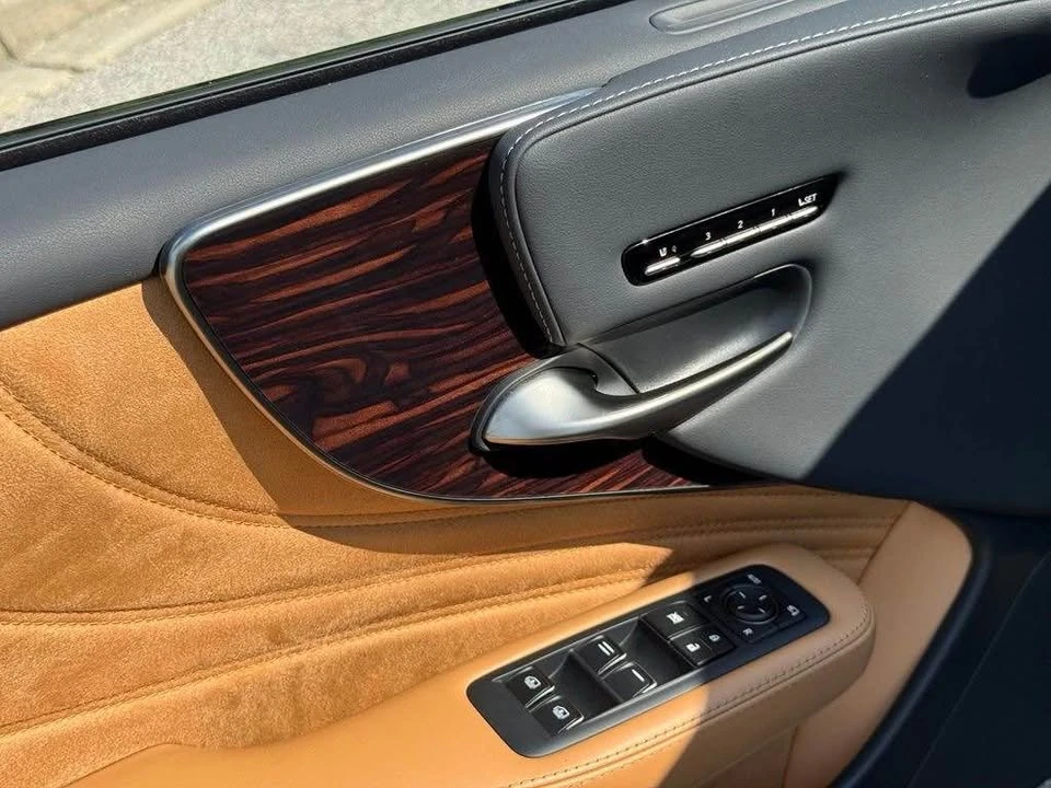 2024 Lexus LS 5th Gen - Image 11 of 18