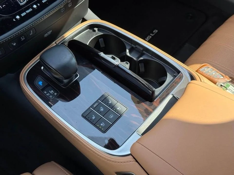 2024 Lexus LS 5th Gen - Image 15 of 18