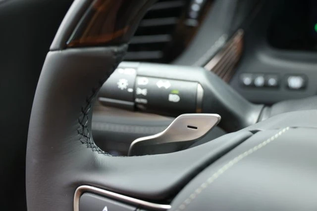 2024 Lexus LS 5th Gen - Image 27 of 31