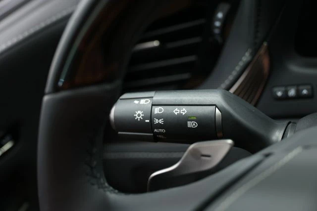 2024 Lexus LS 5th Gen - Image 25 of 31