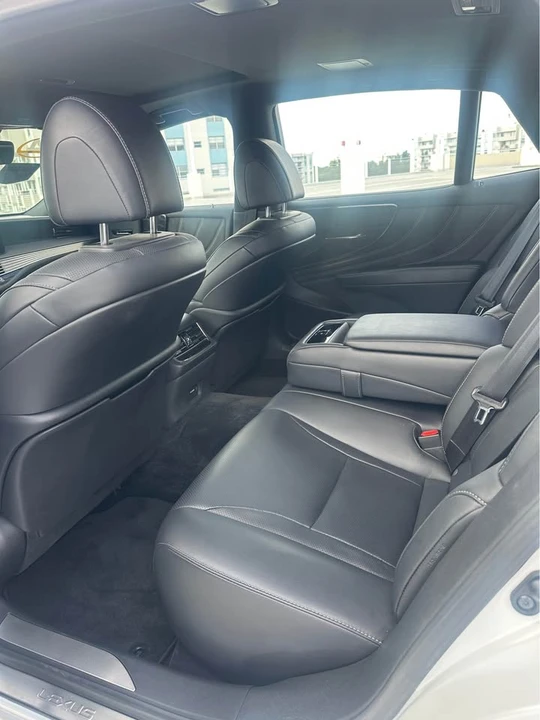 2024 Lexus LS 5th Gen - Image 7 of 8