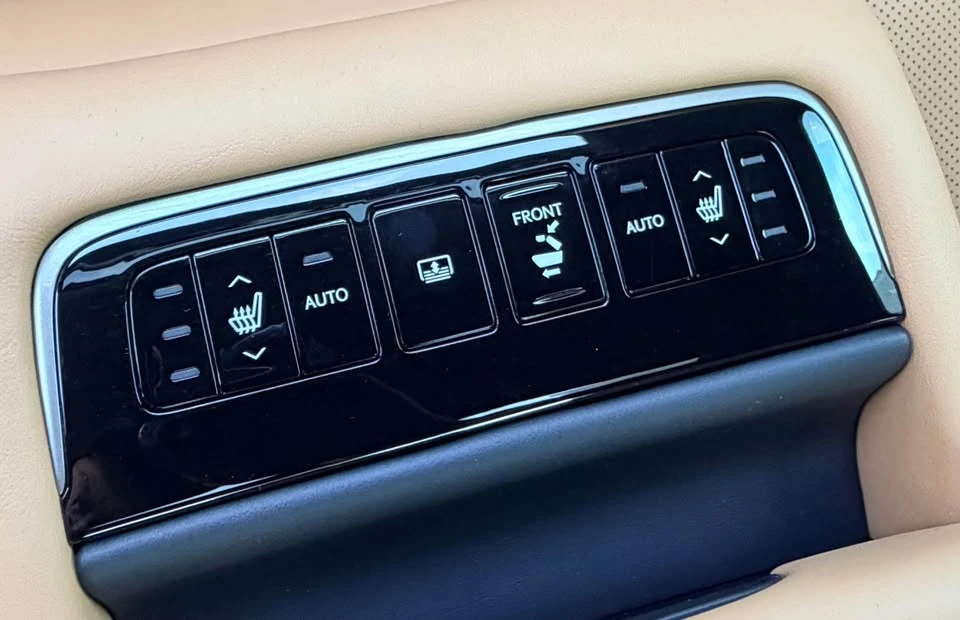 2024 Lexus LS 5th Gen - Image 11 of 15