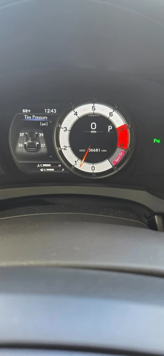 2024 Lexus RC - Image 27 of 31