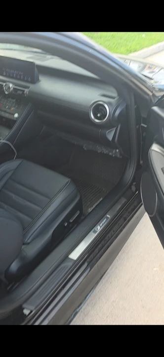 2024 Lexus RC - Image 28 of 31