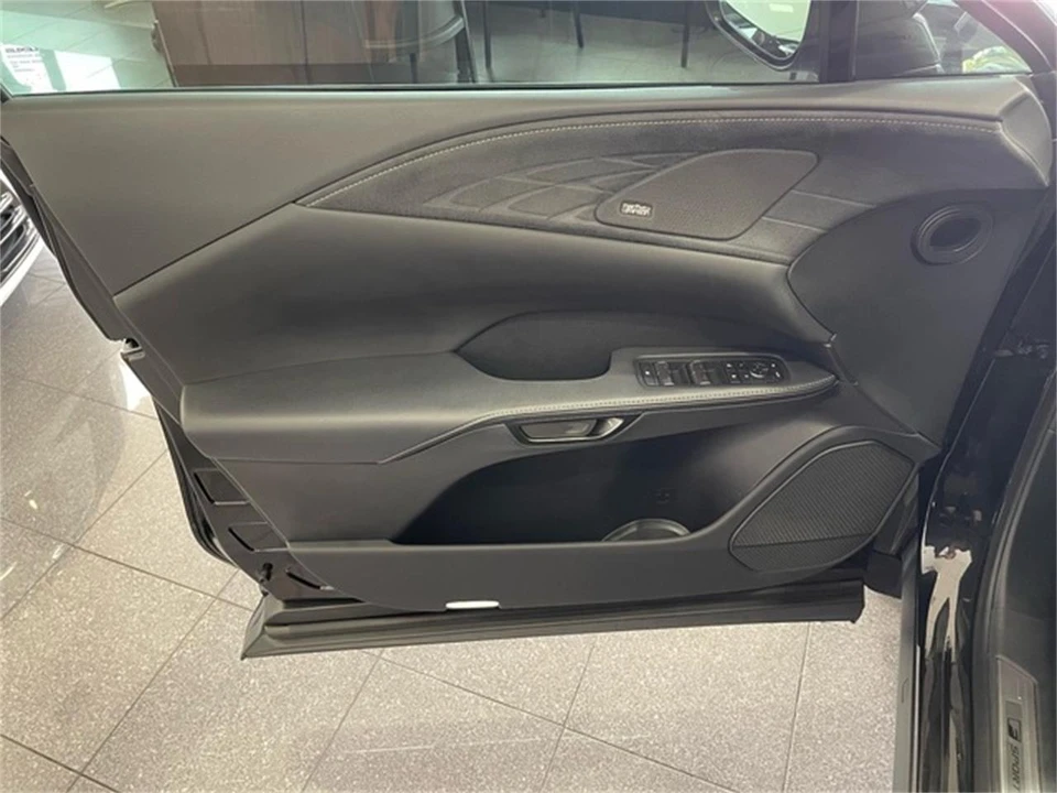 2024 Lexus RX 5th Gen - Image 23 of 31